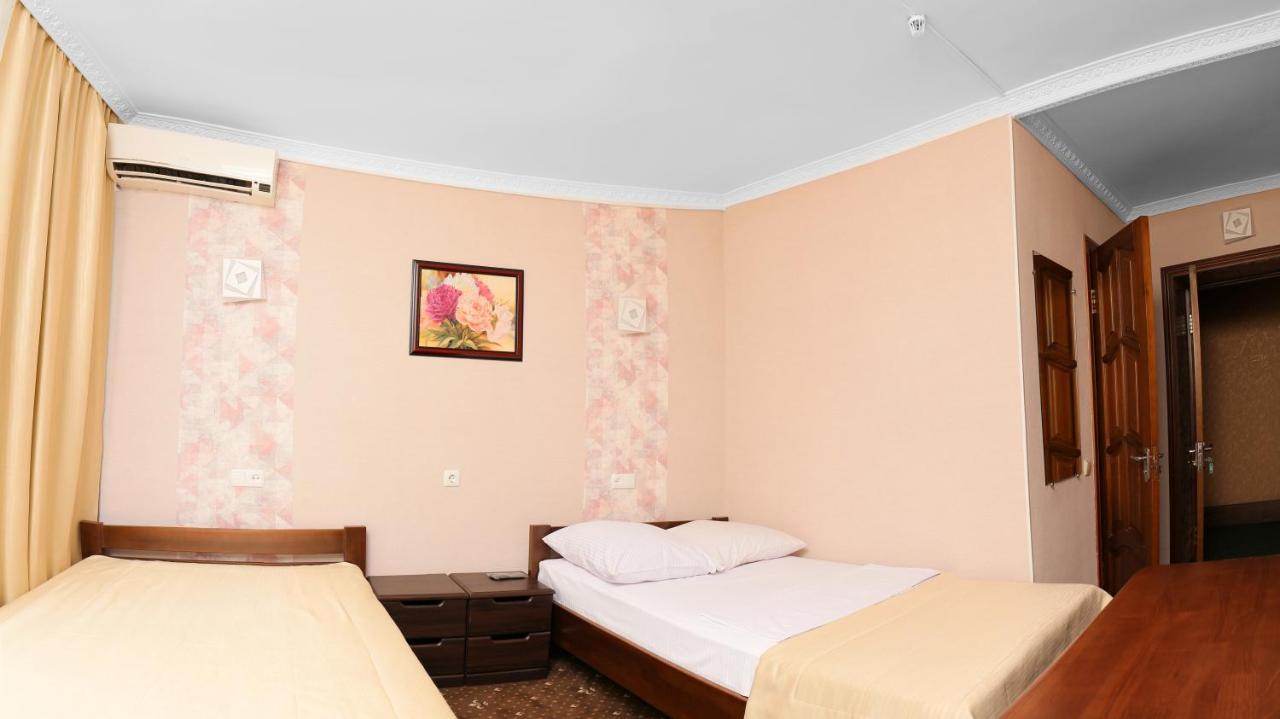 Green City Hotel Mykolaïv Esterno foto